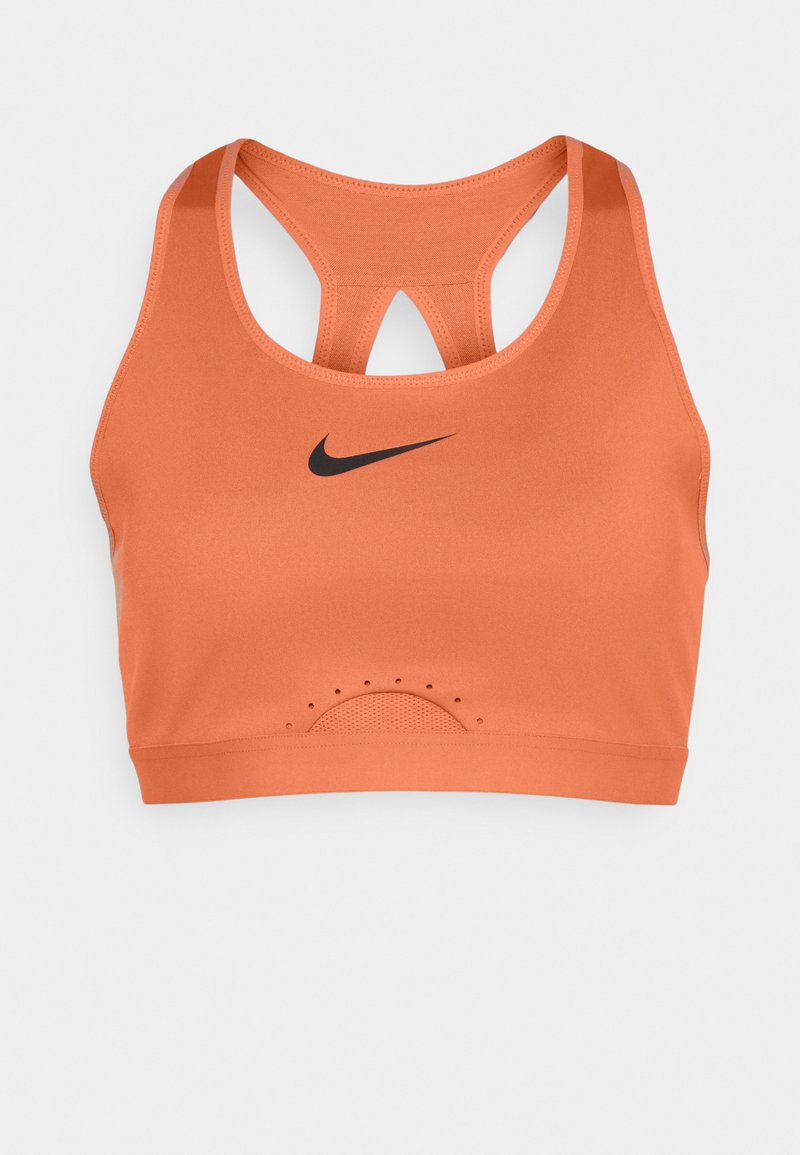 Sujeción deportiva naranja de Nike con un diseño de espalda nadadora, panel de malla transpirable en la parte inferior y un logo negro en el frente. Textura suave.
