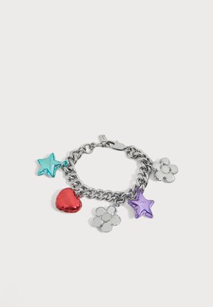 Pulsera de cadena de plata con cinco colgantes: estrella turquesa, corazón rojo, flor de plata, estrella morada y otra flor de plata.