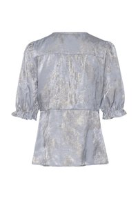 Světle šedá blůza s jemnými metalickými vzory, krátkými nafouknutými rukávy a peplum střihem. Měkká, hladká textura s kulatým výstřihem.