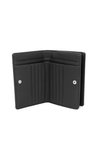 Portafoglio in pelle nera con molteplici fessure per carte, chiusura a scatto, texture liscia e design minimalista. Scomparti interni per l'organizzazione.