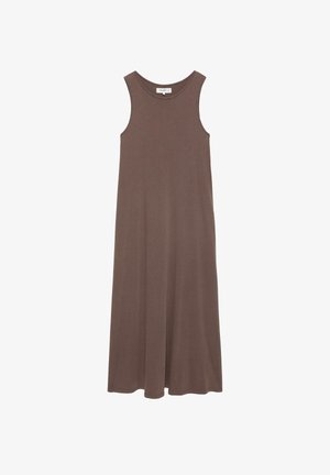 Ärmelloses, knöchellanges braunes Kleid mit rundem Ausschnitt und gerader Silhouette, flach auf weißem Hintergrund präsentiert.