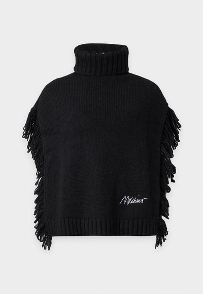 Poncho noir en maille sans manches avec col roulé haut, côtés à franges, ourlet côtelé et petit logo blanc brodé près du bas.