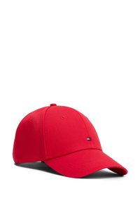 Rode baseballpet van stof met een gebogen rand. Bevat stiksels en een klein logopatch aan de linkervoorzijde.