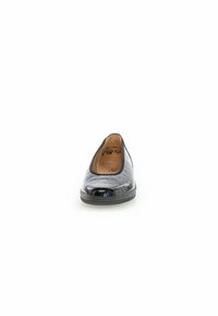 Zwart gepolijst leren ballerina met een ronde neus en een gestructureerd croco-patroon, voorzien van een slanke rubberen zool en minimale accentdetails.