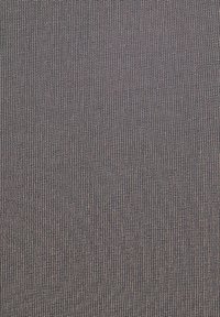 Brunt texturerad tyg med ett fint rutmönster. Materialet verkar vävt och visar upp en hållbar och subtil design. Slät yta.
