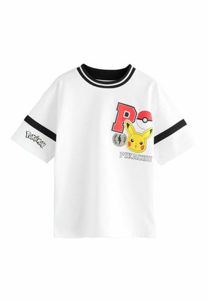 Biała koszulka z krótkim rękawem z czarnym wykończeniem na szyi i paskami na rękawach, przedstawiająca Pikachu, Poké Ball oraz napisy „Pokémon” i „Pikachu”.