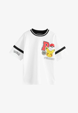 Weißes T-Shirt mit kurzen Ärmeln, schwarzem Kragen und Ärmelstreifen, mit Pikachu, einem Pokéball und den Schriftzügen "Pokémon" und "Pikachu".