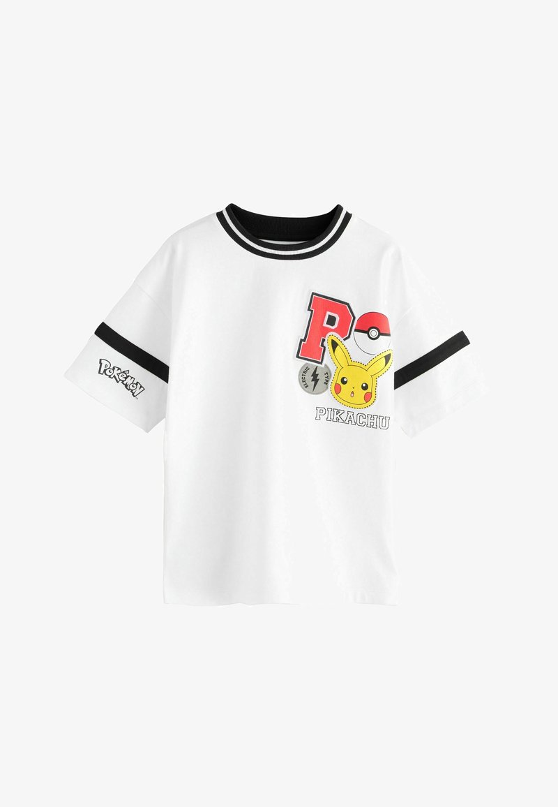 Camiseta blanca de manga corta con cuello negro y rayas en las mangas, con Pikachu, una Poké Ball y los textos "Pokémon" y "Pikachu".
