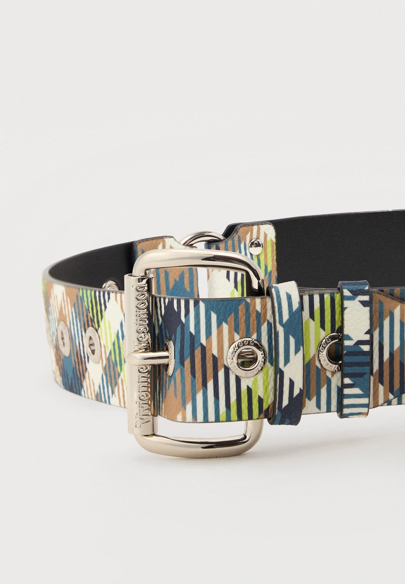 Ledergürtel mit einem bunten, geometrischen Karomuster in Blau, Grün, Weiß und Braun, ausgestattet mit einer silbernen rechteckigen Schnalle und Ösen.