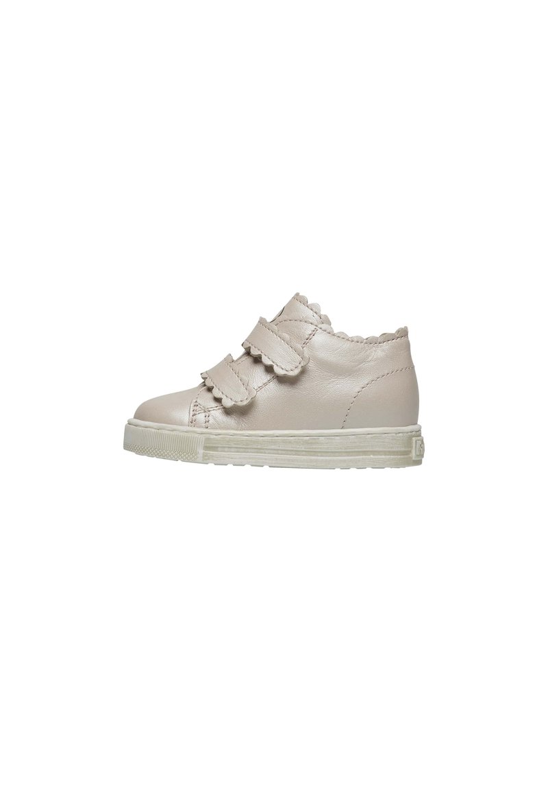 Scarpa in pelle beige chiaro con bordi scallop, due cinturini in Velcro e suola in gomma texturizzata. Design low-top con dettagli di cucitura minimi.