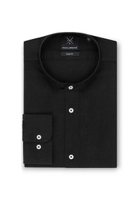 Czarna koszula slim fit wykonana z teksturowanej tkaniny, z kołnierzykiem typu band, białymi zapięciami na guziki oraz skoszonym mankietem na lewym rękawie.