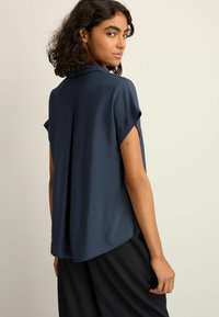 Next SHORT SLEEVE V-NECK OVERHEAD WITH COLLAR - Bluse - navy