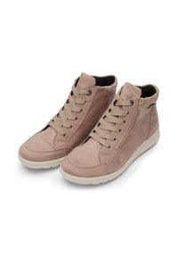 Par de botas de tobillo de gamuza beige con cordones delanteros, cremalleras laterales, cuello acolchado y suelas de goma blanca sobre un fondo blanco.