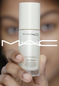 Siero MAC Hyper Real in una bottiglia di vetro frosted con un tappo bianco. L'etichetta presenta il nome del prodotto e la descrizione in testo nero.