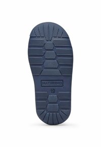 Sole in gomma navy con grip testurizzato, caratterizzata da motivi esagonali e orizzontali. Contrassegnata con "NATURINO" e taglia "19".