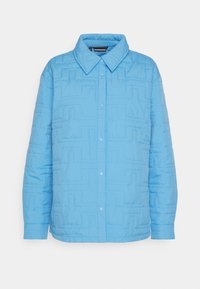Svetle modrá prošívaná bunda s texturovaným vzorem, špičatým límcem a zapínáním na knoflíky. Vyrobena z hladkého syntetického materiálu.
