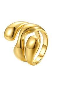 Złoty pierścionek metalowy o płynnej, falistej formie, z gładkimi, wypolerowanymi krzywiznami i zaokrąglonymi końcami, tworzący nowoczesną estetykę.