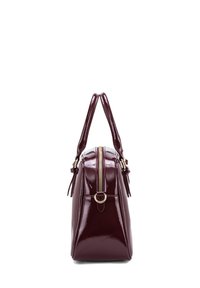 Borsa a tracolla in pelle lucida color bordeaux con manici doppi, accessori in oro e chiusura con zip sulla parte superiore. Forma rettangolare con texture liscia.