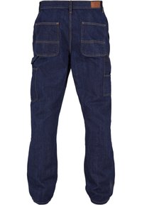 Pantaloni cargo din denim de culoare albastru închis, cu multiple buzunare, cusături contrastante și o finisare texturată. Accentuati de un eticheta din piele.