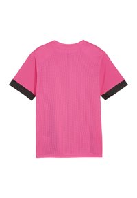 Maillot rose à manches courtes avec une texture en maille, mettant en avant des accents noirs sur les manches. Couleur unie sans motifs ni détails supplémentaires.