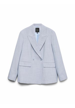 Blazer gris claro de doble botonadura con solapas anchas, dos bolsillos frontales con solapa y mangas largas, colocado plano sobre un fondo blanco.