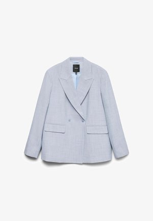 Blazer gris claro de doble botonadura con solapas anchas, dos bolsillos frontales con solapa y mangas largas, colocado plano sobre un fondo blanco.