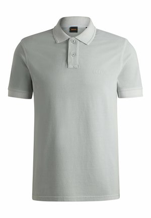 Lysegrå polo t-shirt lavet af en blanding af bomuldsstof. Har en krave, tre-knaps knaplukning og et subtilt brandlogo på brystet.