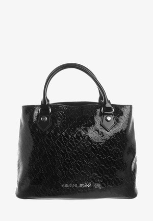 Musta kiiltävä nahkalaukku timanttikuvioinnilla, kaksin kappalein yläkahvoja, hopeanväriset metalliosat ja logo pohjassa.