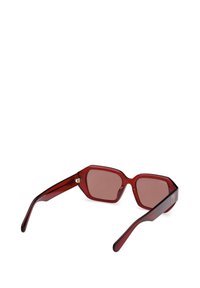 Ochelari de soare roșii din acril, cu o formă geometrică, lentile de culoare maro, și accente laterale cu un mic logo. Design elegant și minimalist.