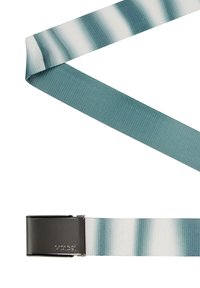Elastische riem in blauw-witte gradient met een gladde textuur. Bevat een rechthoekige zwarte metalen gesp met subtiele branding.
