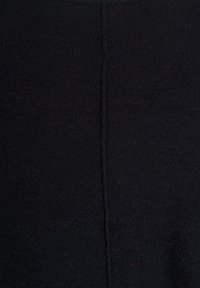 Mustast kootud kangast, millel on sile tekstuur ja õrn läige. Tükil on keskjoon, mis kulgeb vertikaalselt mööda keset.