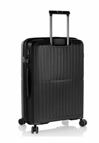 Valigia rigida nera con texture a righe verticali, manico telescopico e quattro ruote piroettanti per una maggiore mobilità. Presenta una chiusura con zip e un manico laterale.