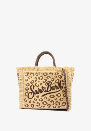Vævet stråtaske med leopardprint, frynsekant og "Saint Barth" broderet i brune kursivbogstaver på frontpanelet.