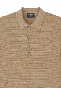 Beiges Poloshirt mit strukturiertem Muster. Verfügt über einen klassischen Kragen, eine dreiknöpfige Knopfleiste und ein kleines Markenlabel am Halsausschnitt.