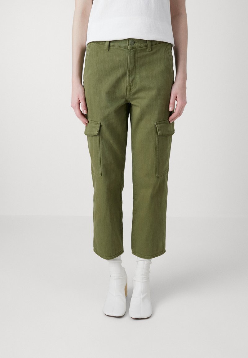 Groene cargobroek met een relaxed fit, voorzien van patchzakken aan de zijkanten, riemlussen en een licht gestructureerde stof. Verkorte lengte.
