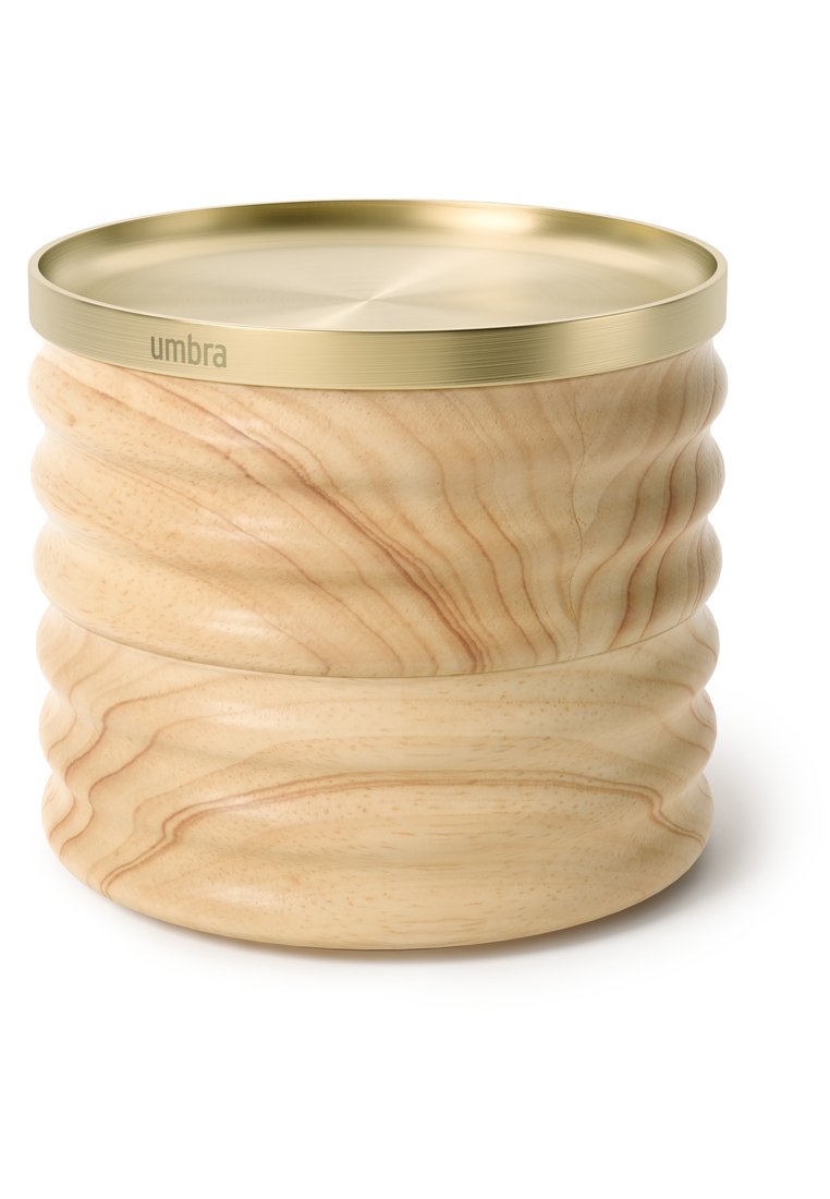 Runder Aufbewahrungstank aus leichtem Holz mit Wellenmuster, bedeckt mit einem gebürsteten Metalldeckel in Gold mit strukturiertem Rand.