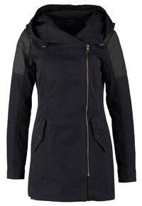 Chaqueta negra con capucha y cierre frontal, que presenta acentos acolchados en los hombros, bolsillos laterales y un corte de longitud media. Textura de tela suave.