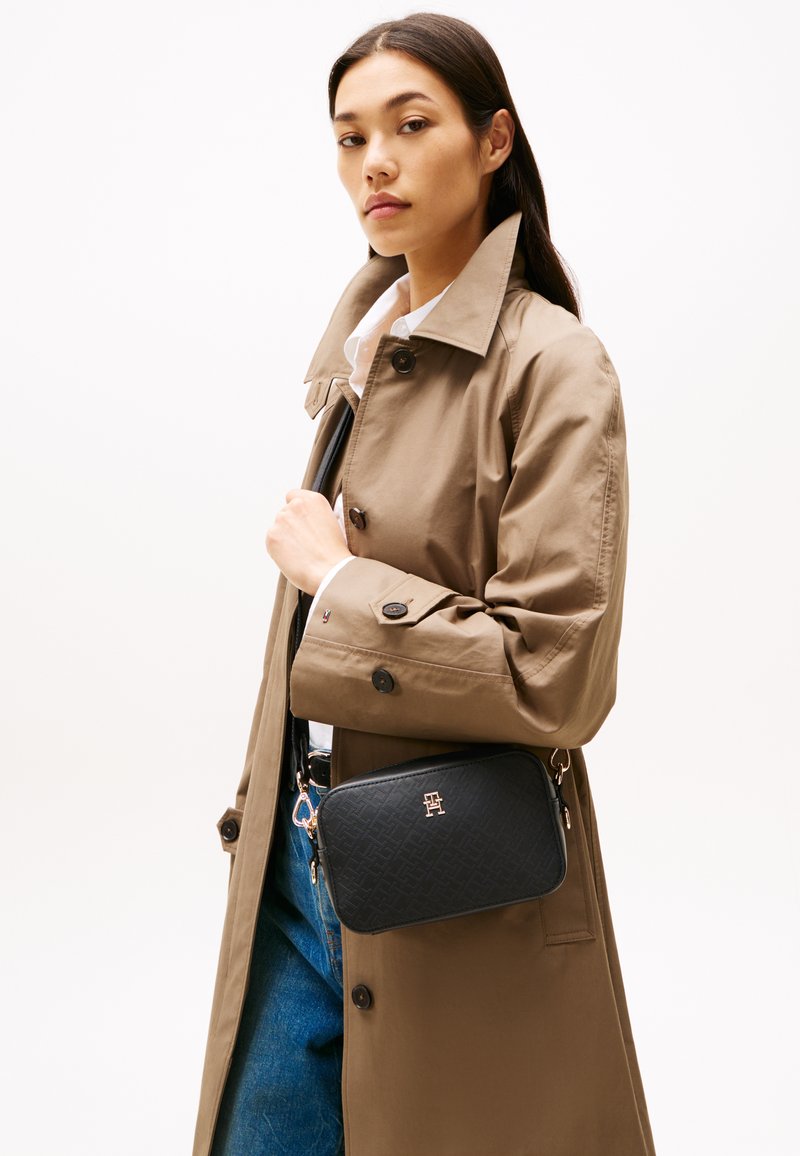 Tommy Hilfiger DISTINCT CAMERA BAG MONO - Sac bandoulière - black