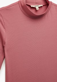 Rosa langærmet top med høj halsudskæring lavet af blødt, ribbet stof. Har et sømløst design og mærkat med brandlabel.