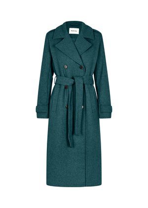 Manteau en laine bleu sarcelle avec des boutons double boutonnage, une ceinture à nouer, un col cranté et des manches longues avec des détails aux poignets.