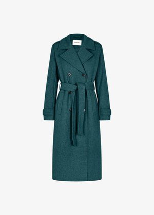 Kellergrønn ulltrenchcoat med dobbelbrette knapper, belte, utskåret krage og lange ermer med mansjett detaljer.