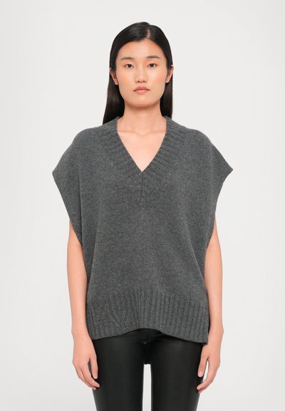 Pull en poncho gris tricoté avec un col en V, des manches larges et un ourlet côtelé. Texture douce et coupe décontractée, idéal pour le superposition.