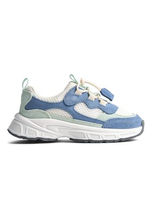 Jasnoniebieski, miętowozielony i biały sneaker z grubą białą podeszwą, panelami z siateczki, nakładkami z zamszu oraz elastycznymi sznurowadłami z zatrzaskiem na białym tle.