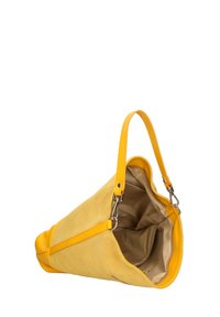 Borsa gialla in suede con rifiniture in morbida pelle. Forma a cono con una singola tracolla e un ampio interno beige. Accenti in hardware argentato.