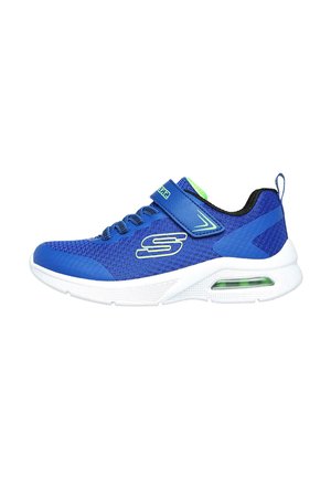 Zapatilla deportiva azul con parte superior de malla, suela blanca y detalles verdes. Presenta cordones y una correa para un ajuste seguro. Amortiguación de aire visible en la suela.