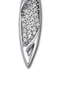 Pendentif en argent de forme feuille allongée, orné de cristaux clairs qui créent une surface scintillante, avec une petite découpe.