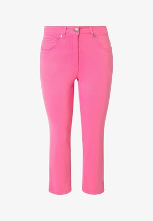 Pantalons cropped en mélange de coton rose avec un design ajusté, style cinq poches et fermeture à bouton en métal. Texture lisse avec des détails de couture minimalistes.