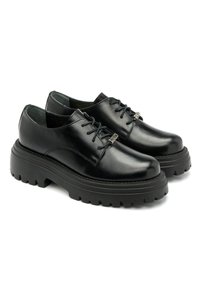 Czarne skórzane buty z zaokrąglonym noskiem, subtelnymi detalami przeszycia i grubą, teksturowaną czarną gumową podeszwą. Sznurówki z ozdobnym metalowym akcentem.