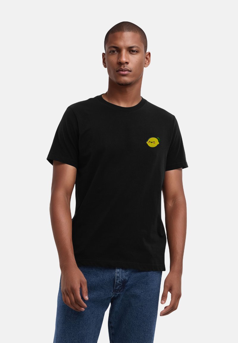 Schwarzes Baumwoll-T-Shirt mit einem kleinen gelben Smiley-Zitronen-Graphic auf der linken Brust. Rundhalsausschnitt und kurze Ärmel, schlichtes Design.