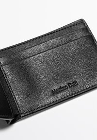 Sort læderkortholder med tekstureret overflade, flere kortlommer og præget branding. Designet er minimalistisk og funktionelt.